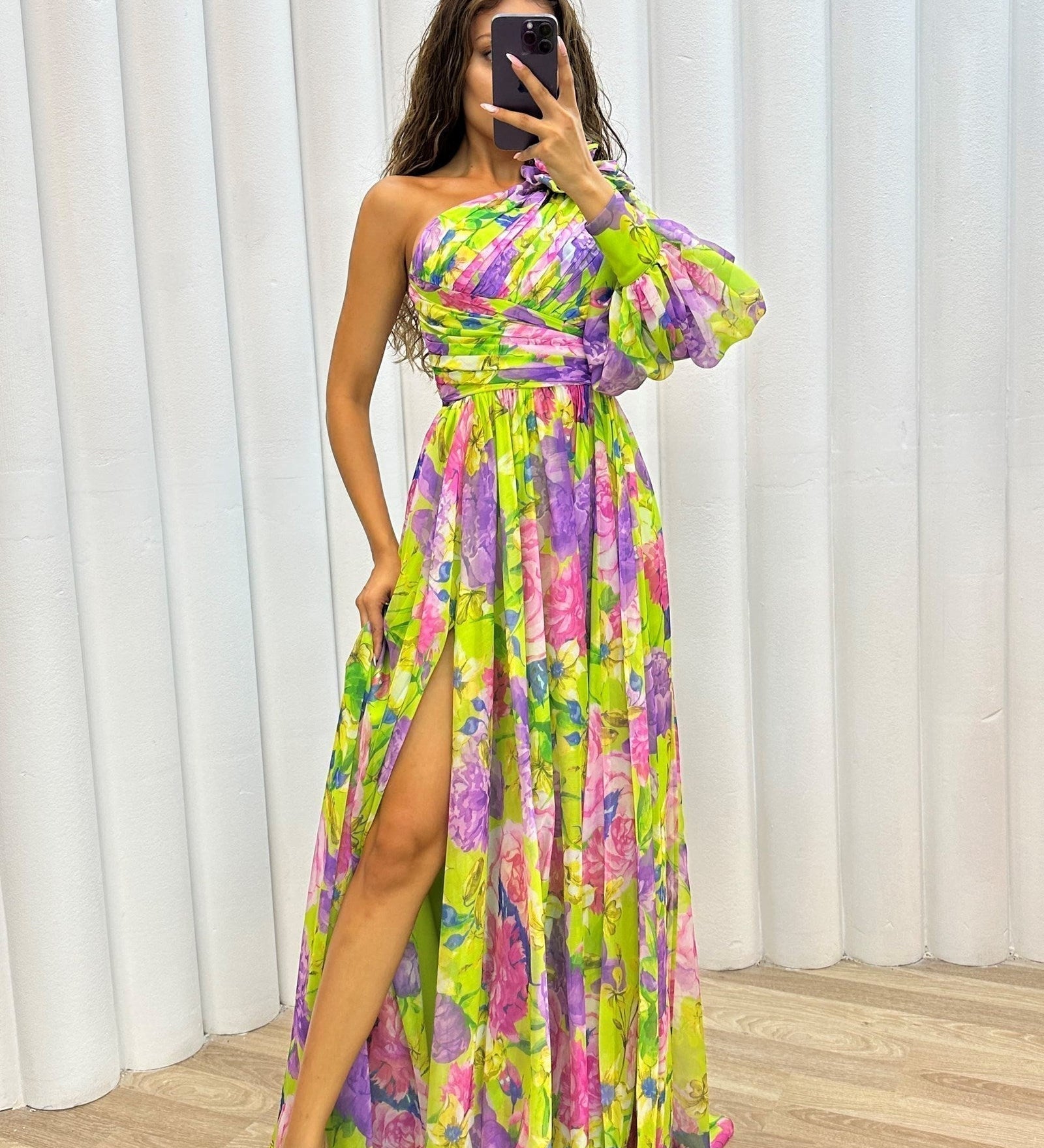 Ailbhe — Elegant and Flowing Dress