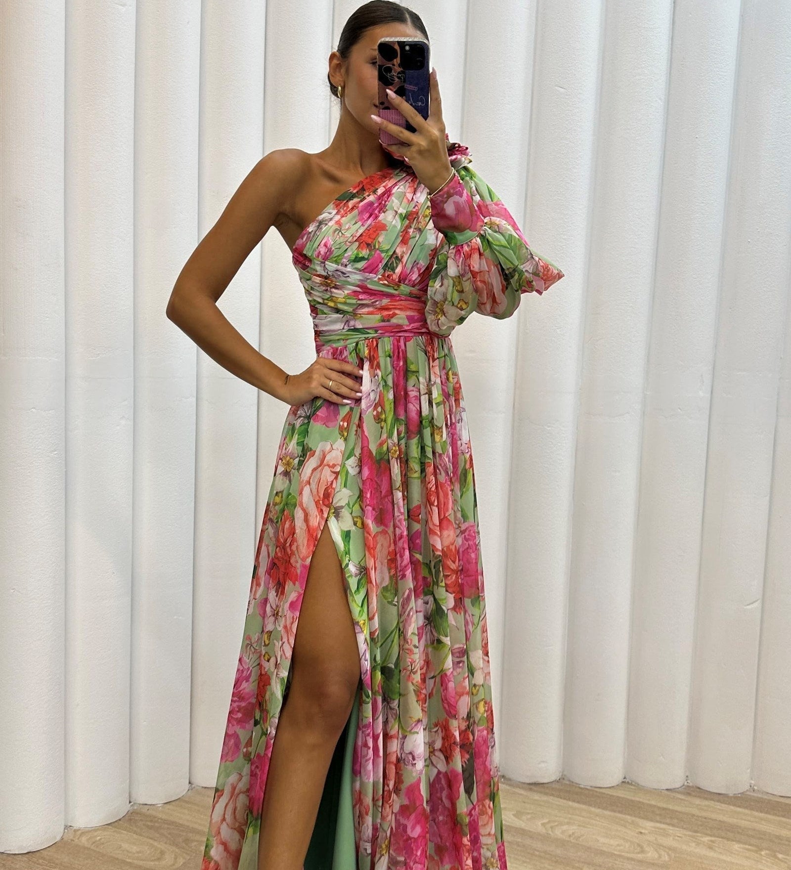 Ailbhe — Elegant and Flowing Dress