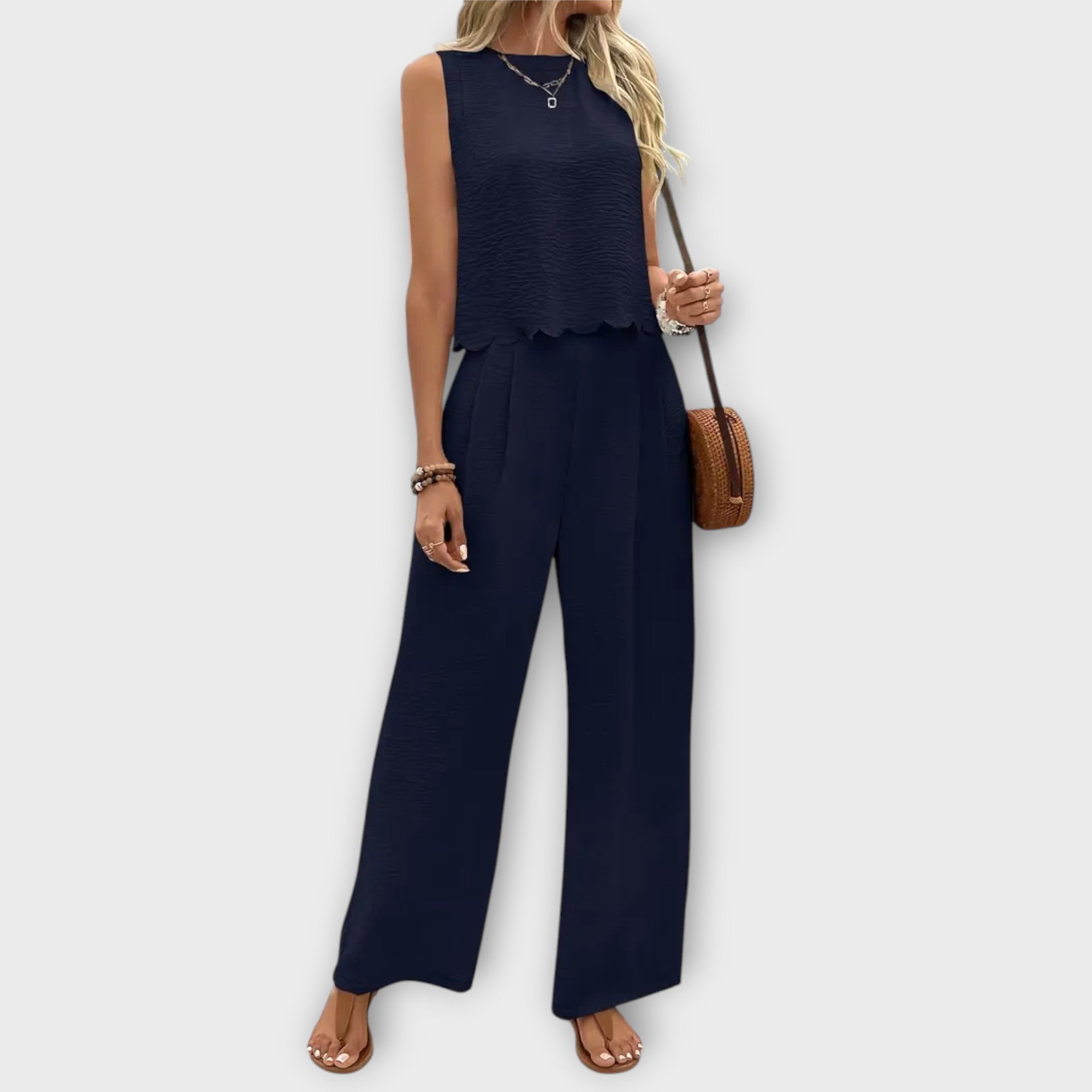 Donna — Vest with Petals and Trousers